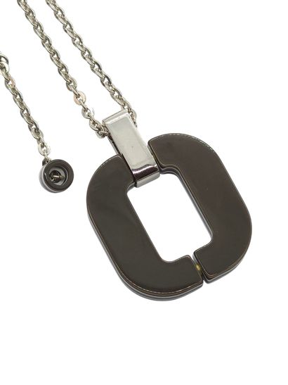 DEROME XAVIER
Collier en métal et pendentif...