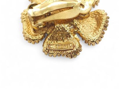 CHANEL 
Gilded metal ear clip in the shape...