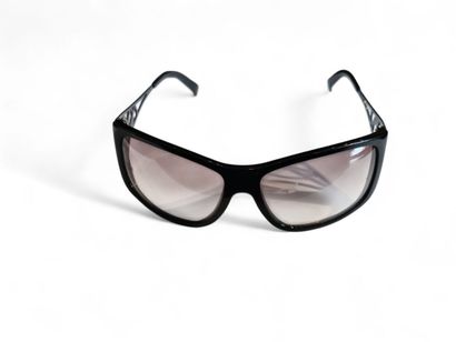 YVES ST LAURENT 
Deux paires de lunettes...