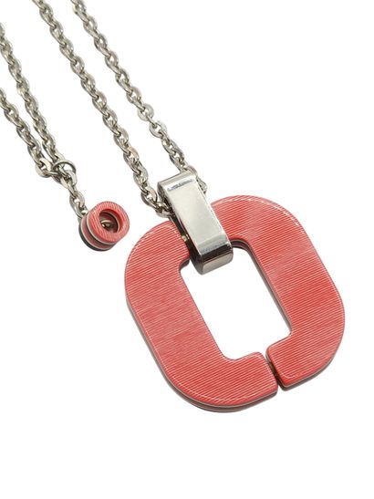 DEROME XAVIER
Collier en métal et pendentif...