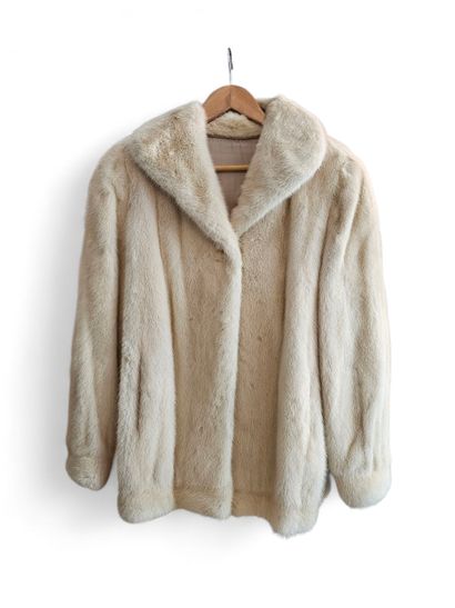 GOMBERT à Lyon
Manteau en vison blanc
T ...