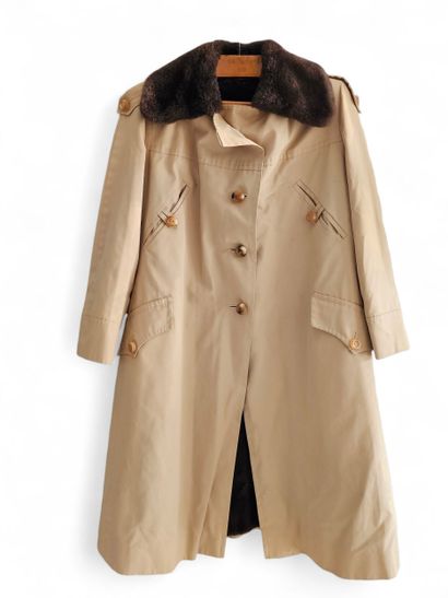 HERMES Paris 
Trench beige, doublure en foururre...