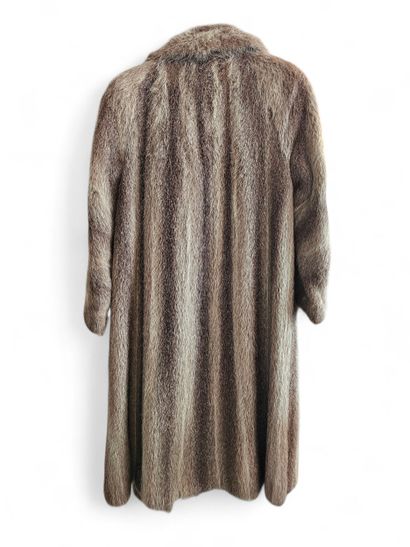 GOMBERT à Lyon
Manteau long en vison brun...
