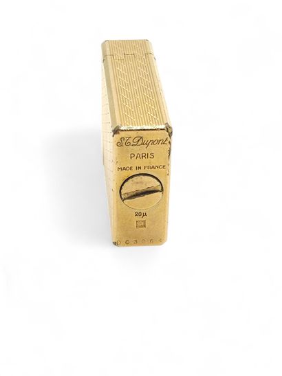 DUPONT
Briquet en métal doré guiloché 
S...