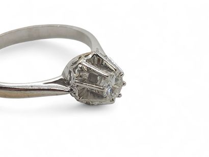 BAGUE solitaire en or gris 750° ornée d'un...