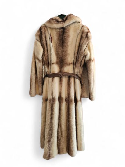 CLAUDE GILBERT 
Manteau long en vision blanc...