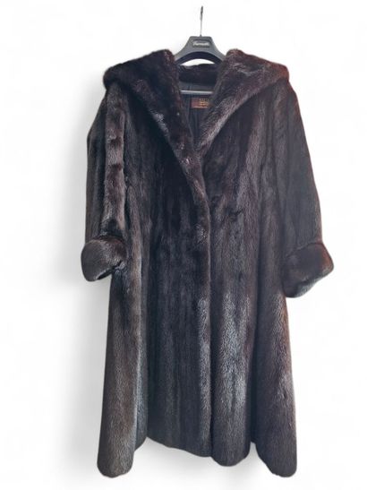 SAGA MINK
Manteau en vison brun foncé
T ...