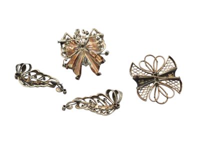 LOT comprenant : 
Quatre broches en métal...