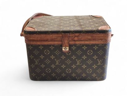 LOUIS VUITTON 
BEAUTY CASE in Monogram canvas...