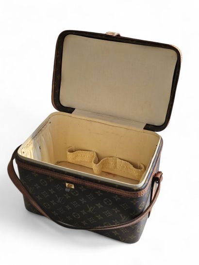 LOUIS VUITTON 
BEAUTY CASE in Monogram canvas...