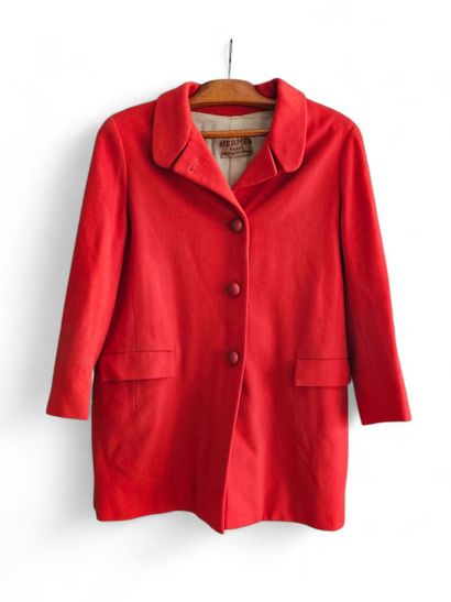 HERMES
Manteau en laine rouge et boutons...