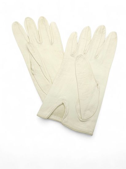 CHRISTIAN DIOR 
White kid glove
Size six/three...