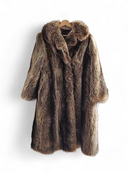 BABILOTTE 
Manteau long en ragondin argenté...
