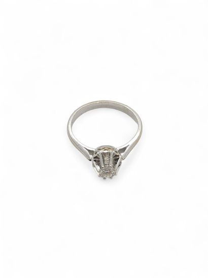 BAGUE solitaire en or gris 750° ornée d'un...
