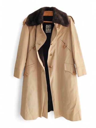 HERMES Paris 
Trench beige, doublure en foururre...