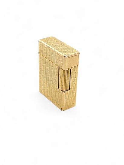 DUPONT
Briquet en métal doré guiloché 
S...