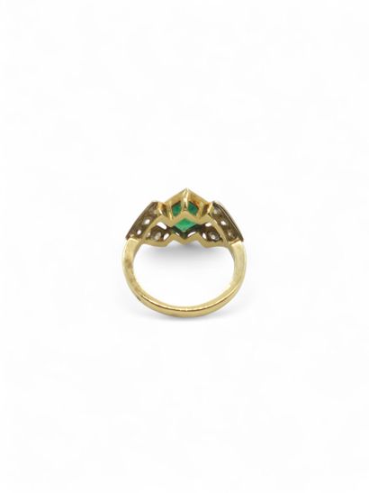 BAGUE en or jaune 750° ornée d'une émeraude...