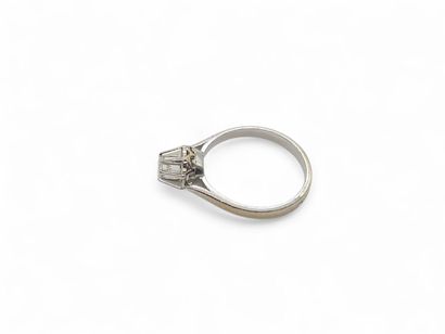 BAGUE solitaire en or gris 750° ornée d'un...