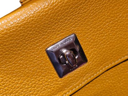 OLD ENGLAND 
Porte-partitions en cuir jaune...