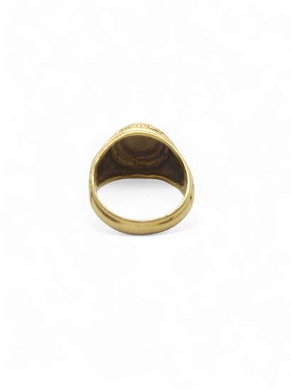 BAGUE chevalière en or jaune 750° à décor...