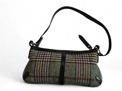 BURBERRY
Sac baguette en cuir marron et tissu...