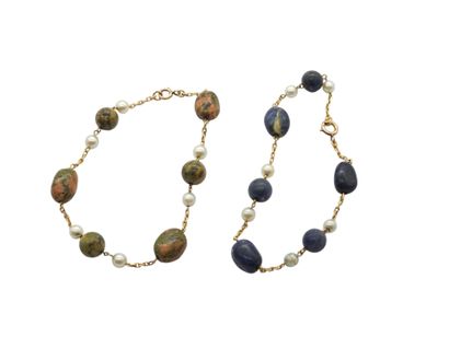 TRAVAIL Français 
LOT de deux bracelets ornés...