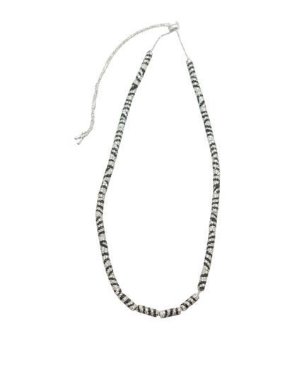 APM MONACO
Collier en métal et pierres blanches...