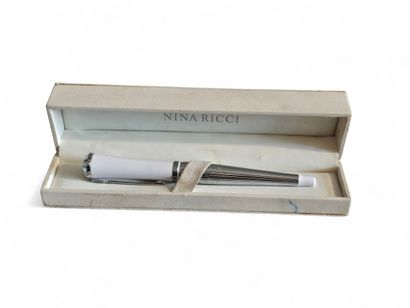 NINA RICCI 
Stylo roller avec sa boite