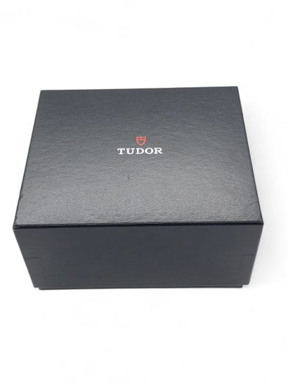 TUDOR Black Bay model
Steel wristwatch, round...