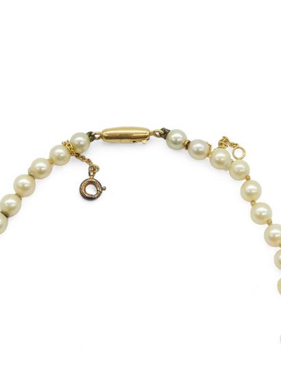 COLLIER de 75 perles en chute probablement...