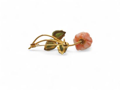BROCHE en métal doré de forme fleur ornée...
