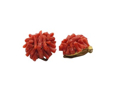 PAIRE de clips d'oreilles en métal doré et...