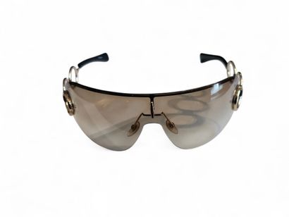 YVES ST LAURENT 
Deux paires de lunettes...