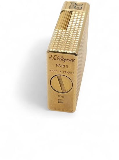 LOT de quatre briquets en métal doré :
Deux...