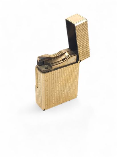 DUPONT
Briquet en métal doré guiloché 
S...