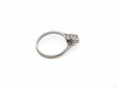 BAGUE solitaire en or gris 750° ornée d'un...