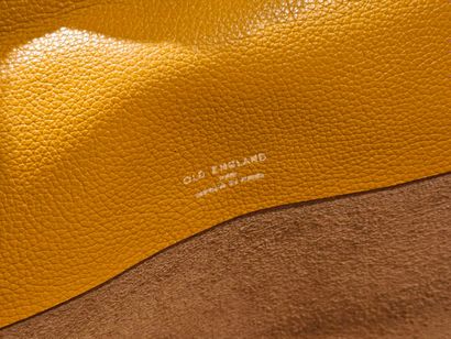 OLD ENGLAND 
Porte-partitions en cuir jaune...