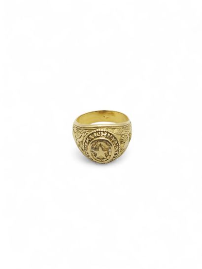 BAGUE chevalière en or jaune 750° à décor...