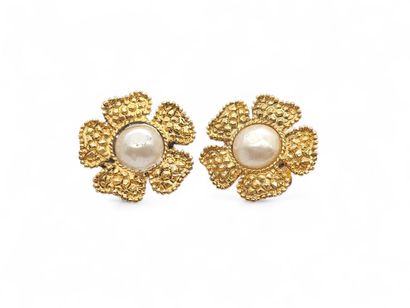 CHANEL 
Gilded metal ear clip in the shape...