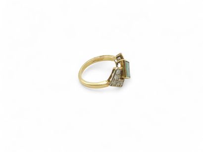 BAGUE en or jaune 750° ornée d'une émeraude...