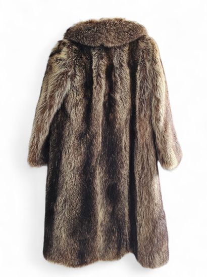 BABILOTTE 
Manteau long en ragondin argenté...