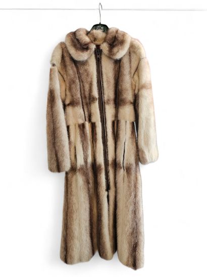 CLAUDE GILBERT 
Manteau long en vision blanc...