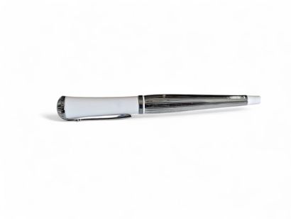 NINA RICCI 
Stylo roller avec sa boite
