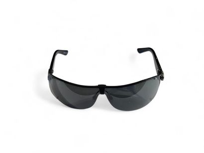 GUCCI
Deux paires de lunettes solaires