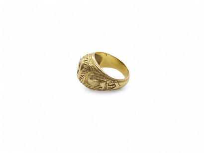 BAGUE chevalière en or jaune 750° à décor...