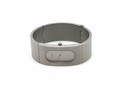 GUCCI
Montre bracelet de dame en acier brossé,...