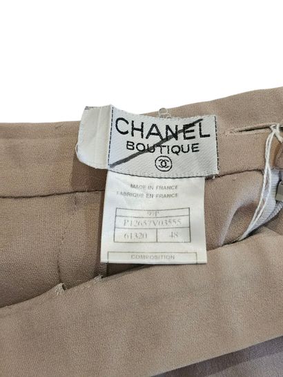 CHANEL
Brown silk skater skirt 
Size 48
Pulled...