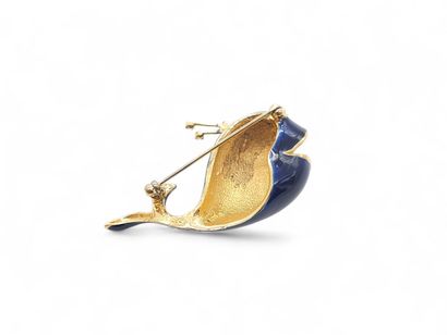 BROCHE baleine en métal doré et émail bleu...