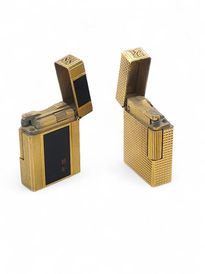 LOT de quatre briquets en métal doré :
Deux...