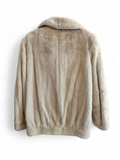 GOMBERT à Lyon
Manteau en vison blanc
T ...